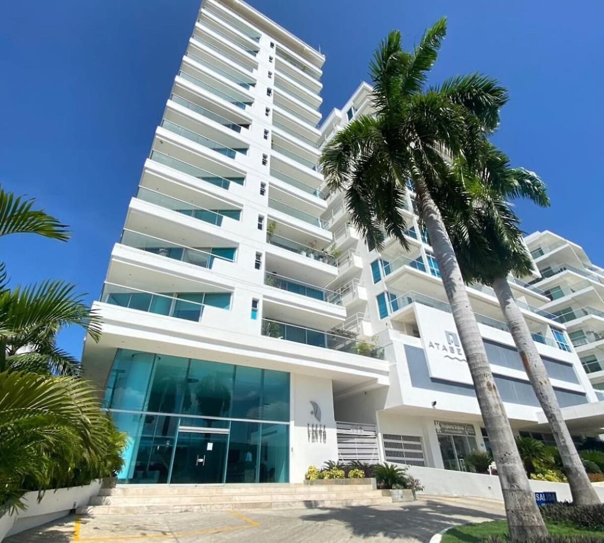 Apartamento Exclusivo De Lujo Frente Al Mar En Morros, Con Acceso Directo Y Privado A La Mejor Playa De